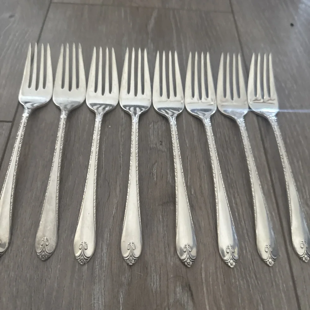 LOT OF 8 WM‎ ROGERS & SON VTG c194O EXQUISITE SILVERPLATED SALAD FORKS